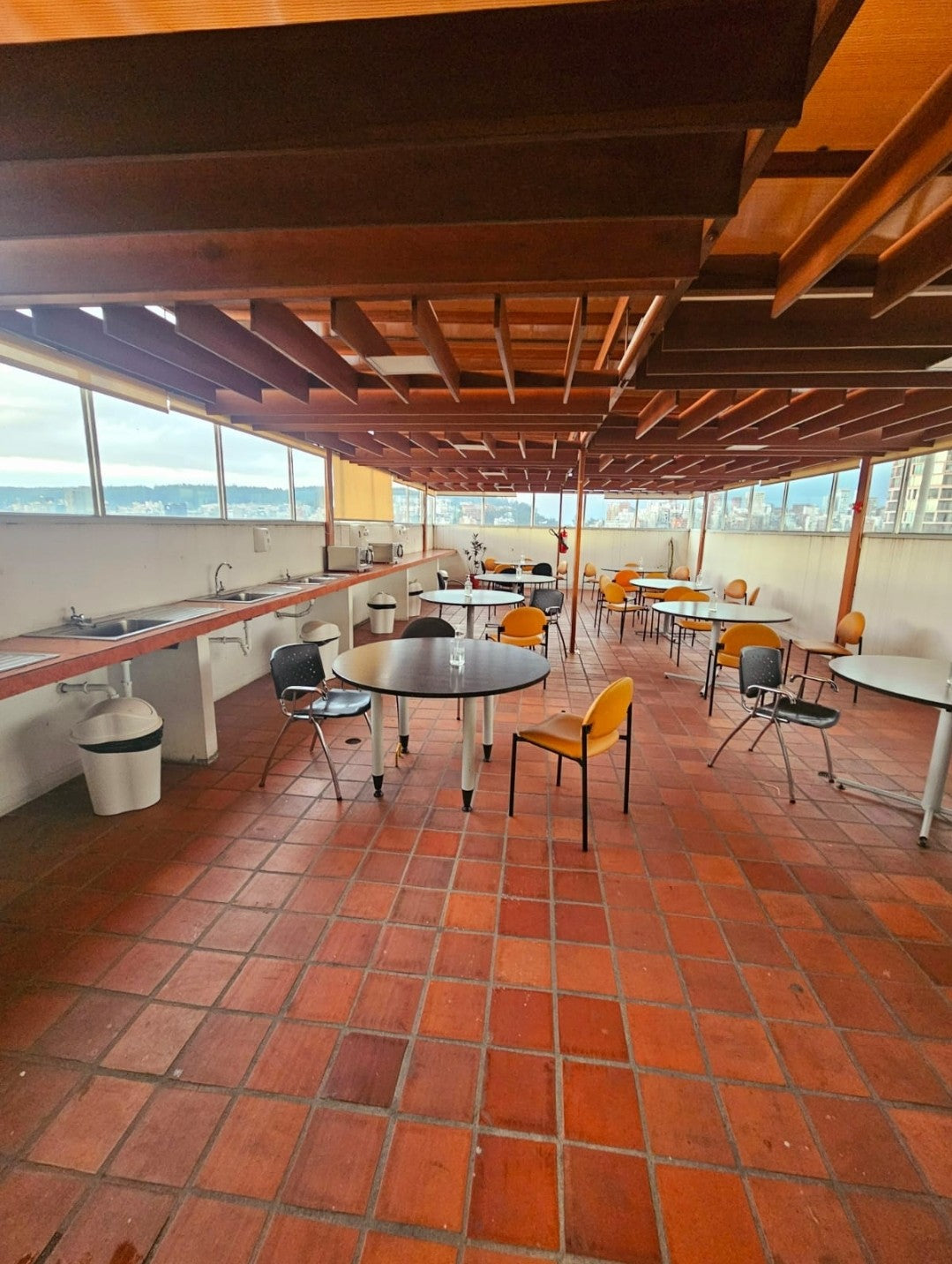 SE VENDE EDIFICIO SECTOR MALL EL JARDIN - AV. AMAZONAS