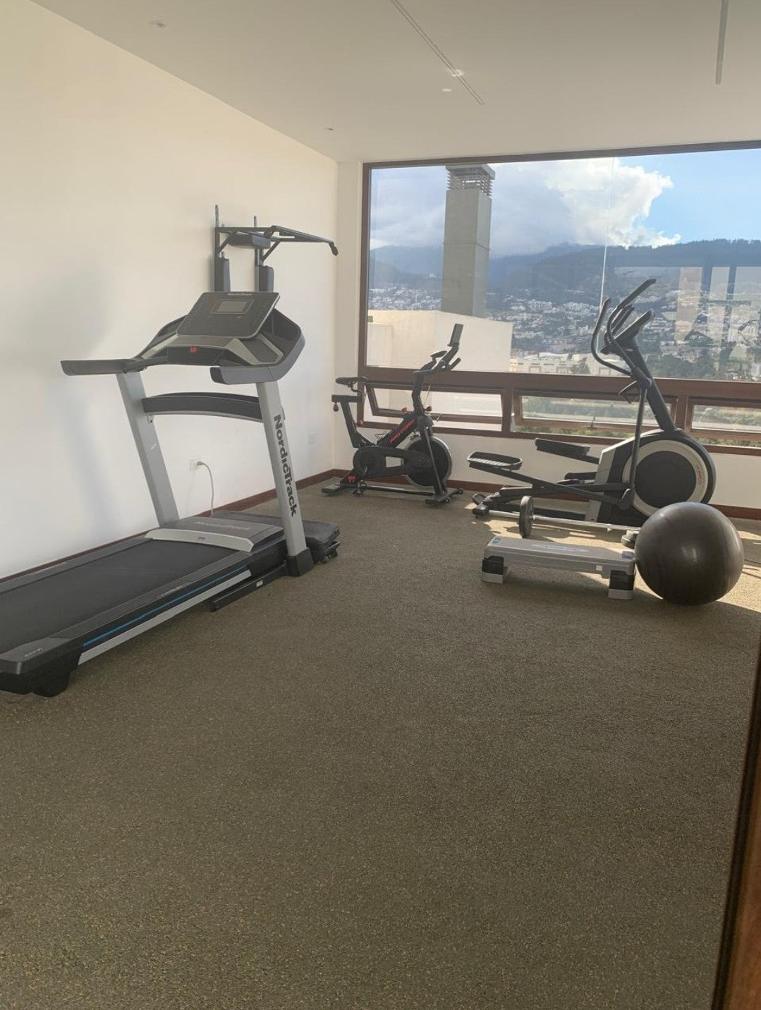 SE VENDE DEPARTAMENTO EN TUMBACO.
