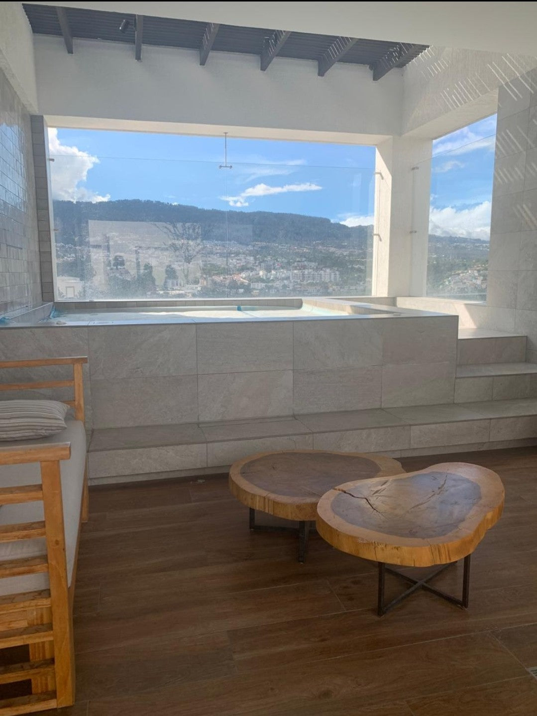 SE VENDE DEPARTAMENTO EN TUMBACO.