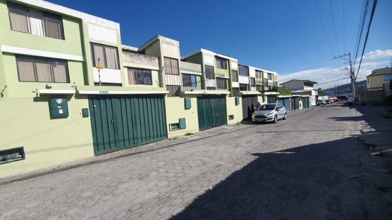 SE VENDE CASA EN CALDERON