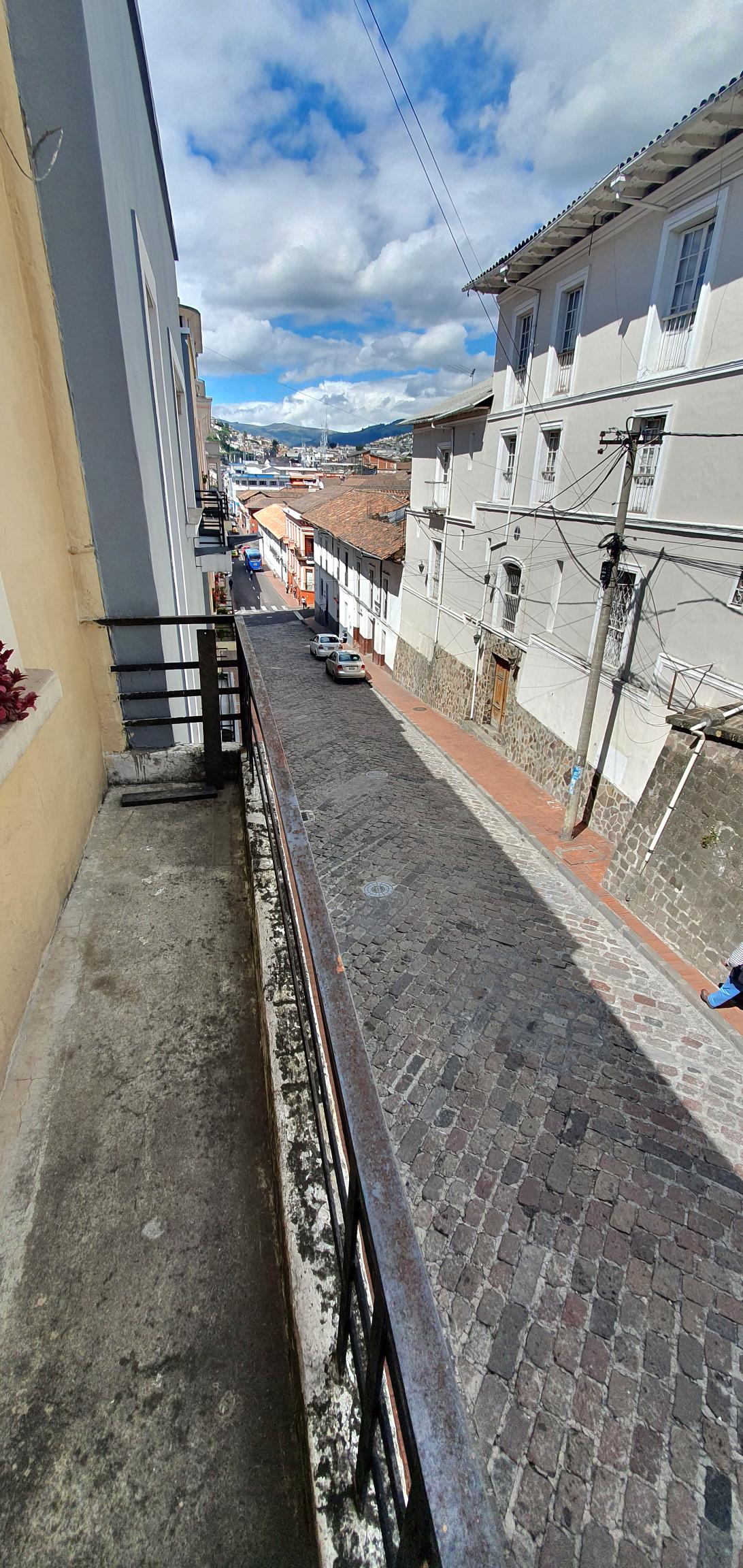 SE VENDE CASA MODERNISTA EN EL CENTRO HISTÓRICO DE QUITO.