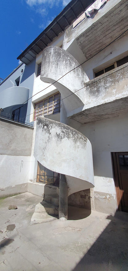 SE VENDE CASA MODERNISTA EN EL CENTRO HISTÓRICO DE QUITO.