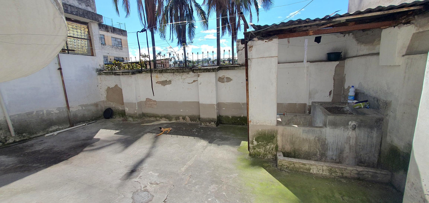 SE VENDE CASA MODERNISTA EN EL CENTRO HISTÓRICO DE QUITO.