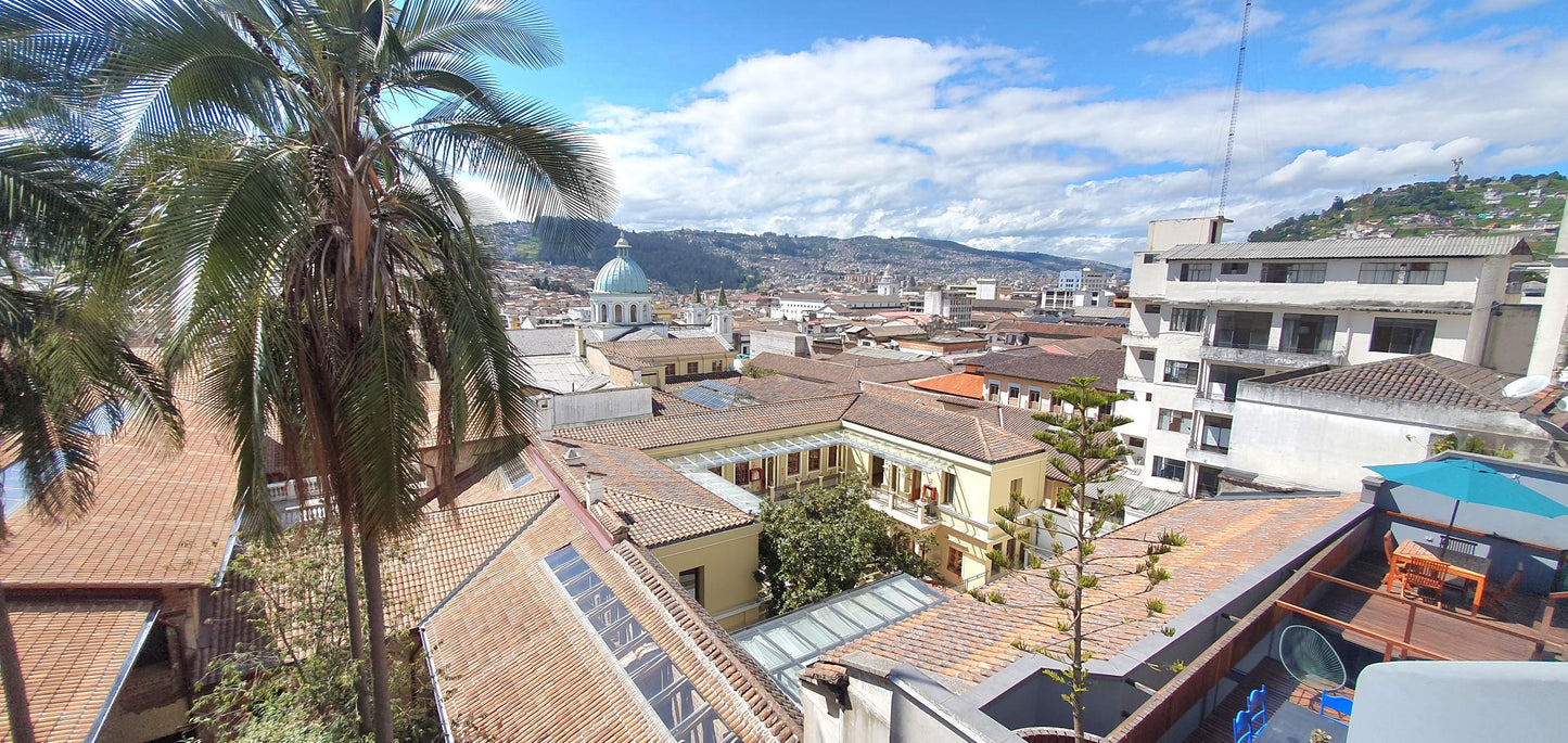 SE VENDE CASA MODERNISTA EN EL CENTRO HISTÓRICO DE QUITO.