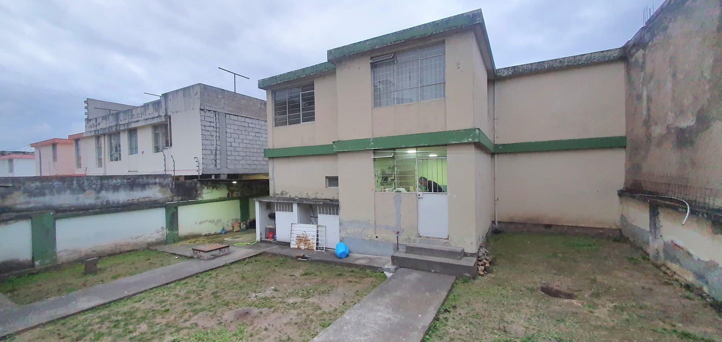 SE VENDE TERRENO O CASA PARA REFORMAR SECTOR AV. DEL MAESTRO Y AV. LA PRENSA.