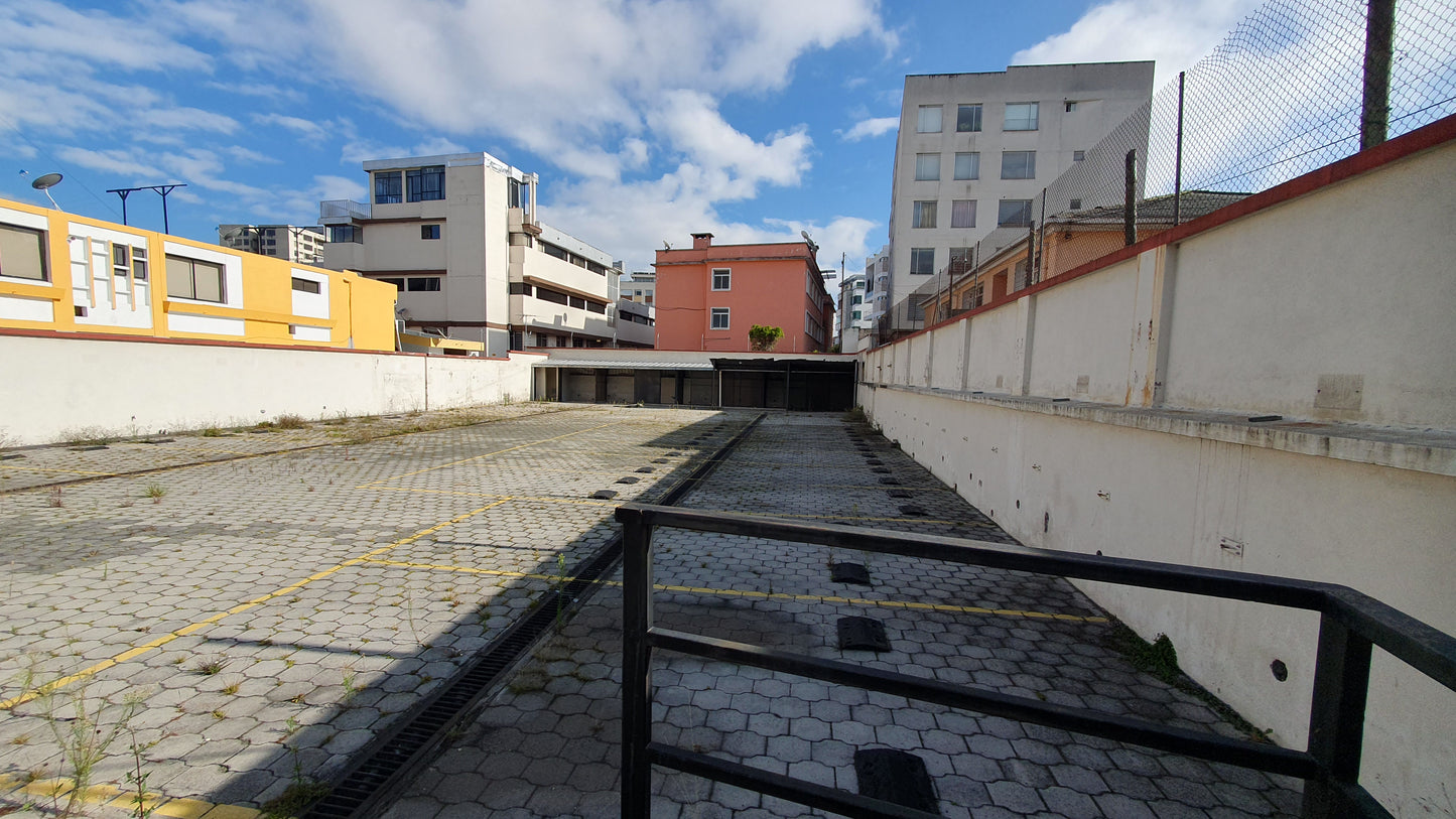 SE VENDE TERRENO SECTOR HOSPITAL BACA ORTIZ, A UNA CUADRA DE LA AV. 6 DE DICIEMBRE.
