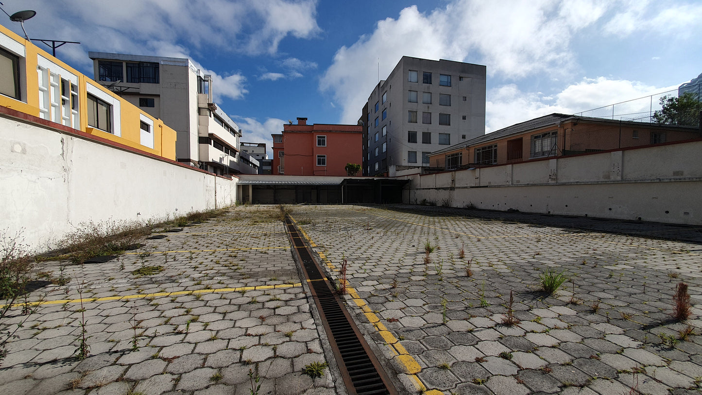 SE VENDE TERRENO SECTOR HOSPITAL BACA ORTIZ, A UNA CUADRA DE LA AV. 6 DE DICIEMBRE.