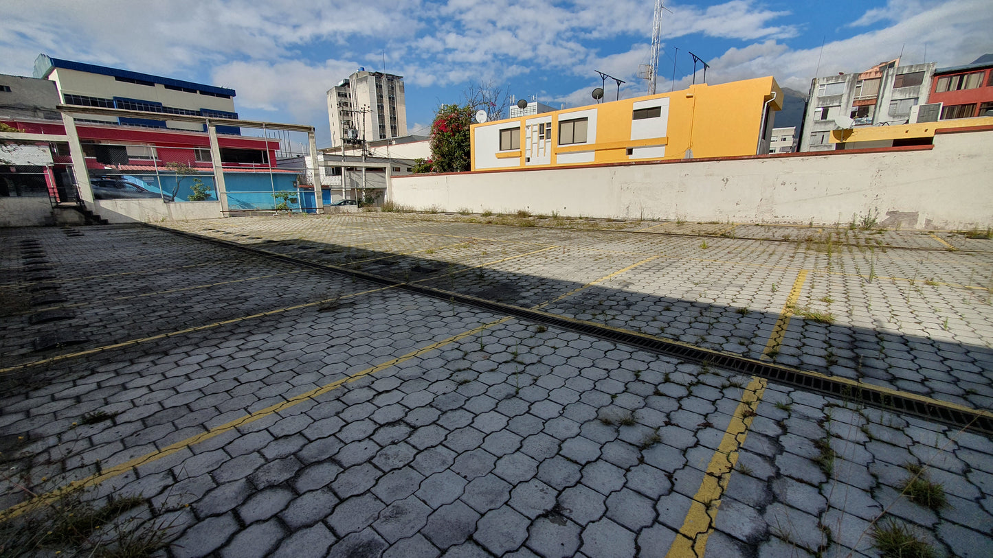 SE VENDE TERRENO SECTOR HOSPITAL BACA ORTIZ, A UNA CUADRA DE LA AV. 6 DE DICIEMBRE.