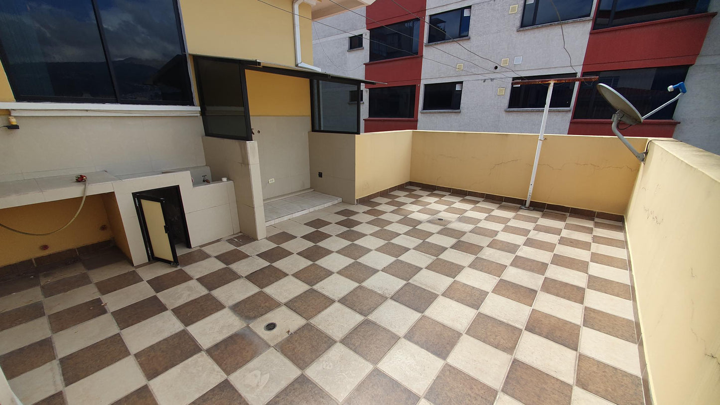 SE VENDE DUPLEX SECTOR COTOCOLLAO - CERCA DE LA REAL AUDIENCIA.