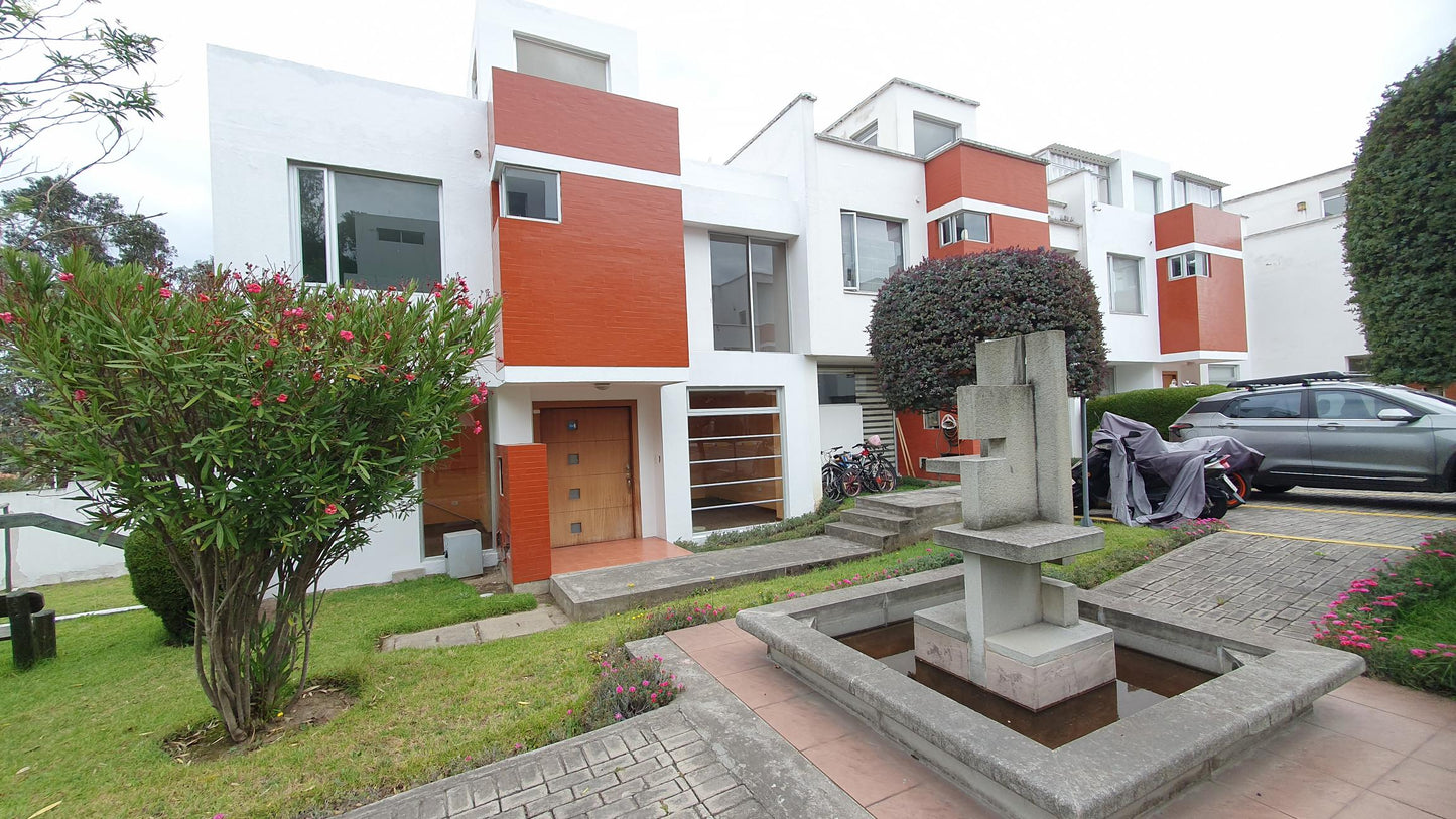 SE VENDE CASA DENTRO DE CONJUNTO EN EL CONDADO SECTOR MENA DEL HIERRO.