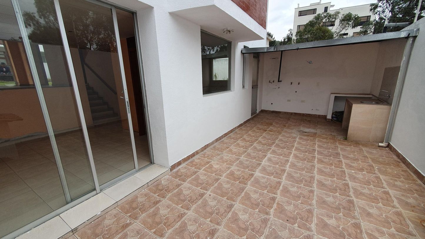 SE VENDE CASA DENTRO DE CONJUNTO EN EL CONDADO SECTOR MENA DEL HIERRO.