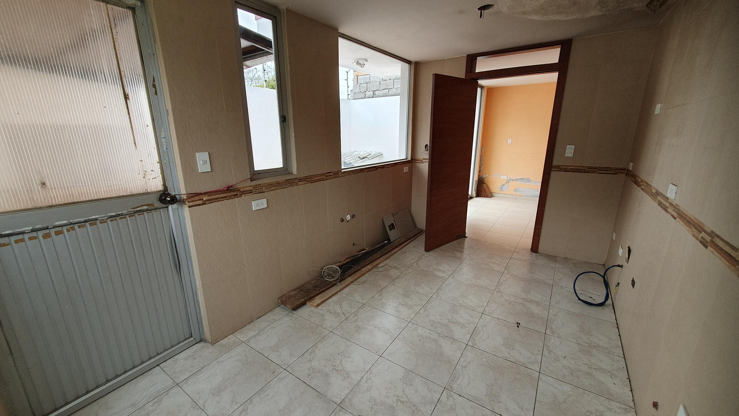 SE VENDE CASA DENTRO DE CONJUNTO EN EL CONDADO SECTOR MENA DEL HIERRO.