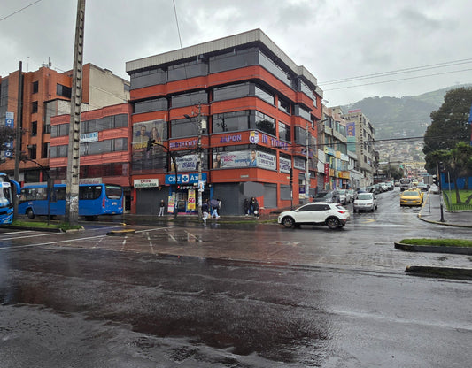 SE ARRIENDA LOCAL COMERCIAL SECTOR AV. MARISCAL SUCRE Y DE LOS CONQUISTADORES.
