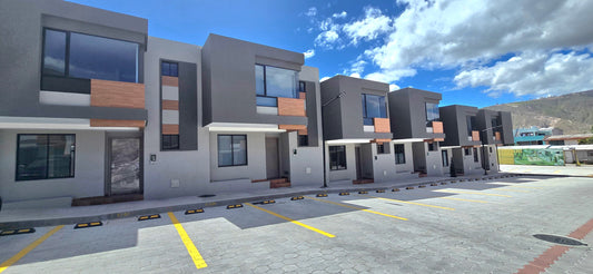 SE VENDE CASA EN SAN ANTONIO DE PICHINCHA-MITAD DEL MUNDO.