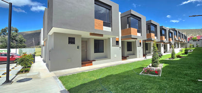 SE VENDE CASA EN SAN ANTONIO DE PICHINCHA-MITAD DEL MUNDO.