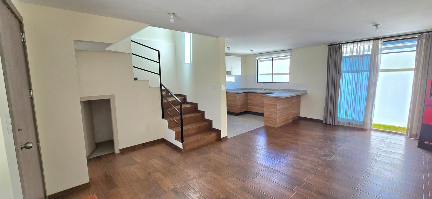 SE VENDE CASA EN SAN ANTONIO DE PICHINCHA-MITAD DEL MUNDO.