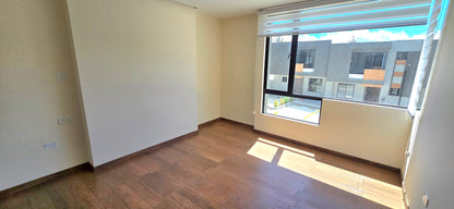 SE VENDE CASA EN SAN ANTONIO DE PICHINCHA-MITAD DEL MUNDO.