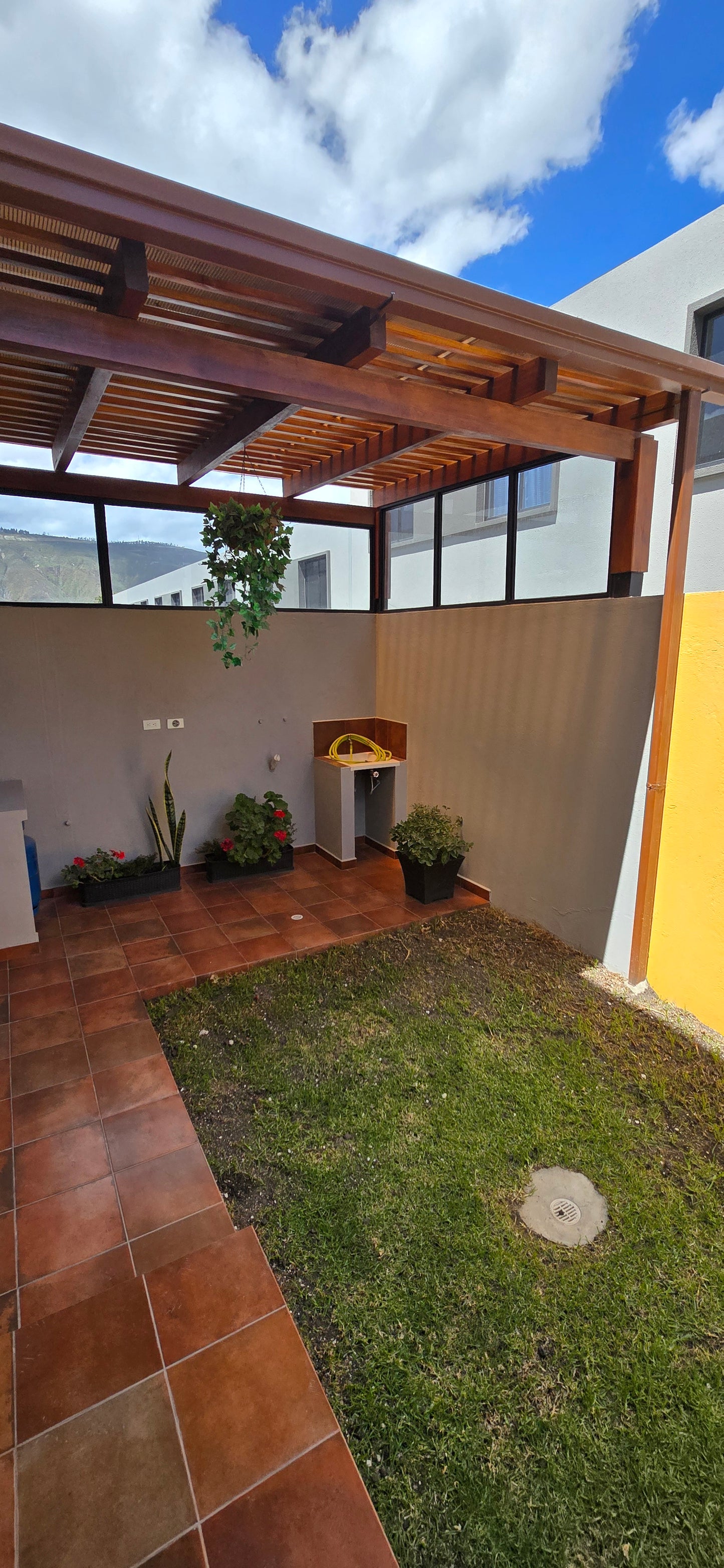 SE VENDE CASA EN SAN ANTONIO DE PICHINCHA-MITAD DEL MUNDO.