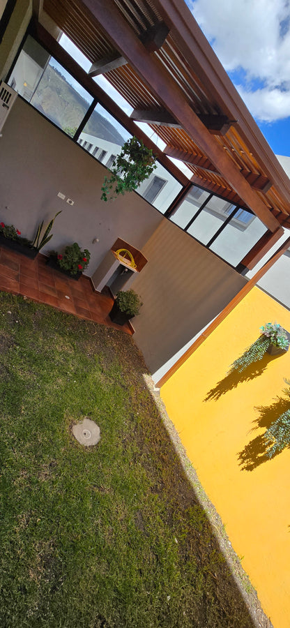 SE VENDE CASA EN SAN ANTONIO DE PICHINCHA-MITAD DEL MUNDO.