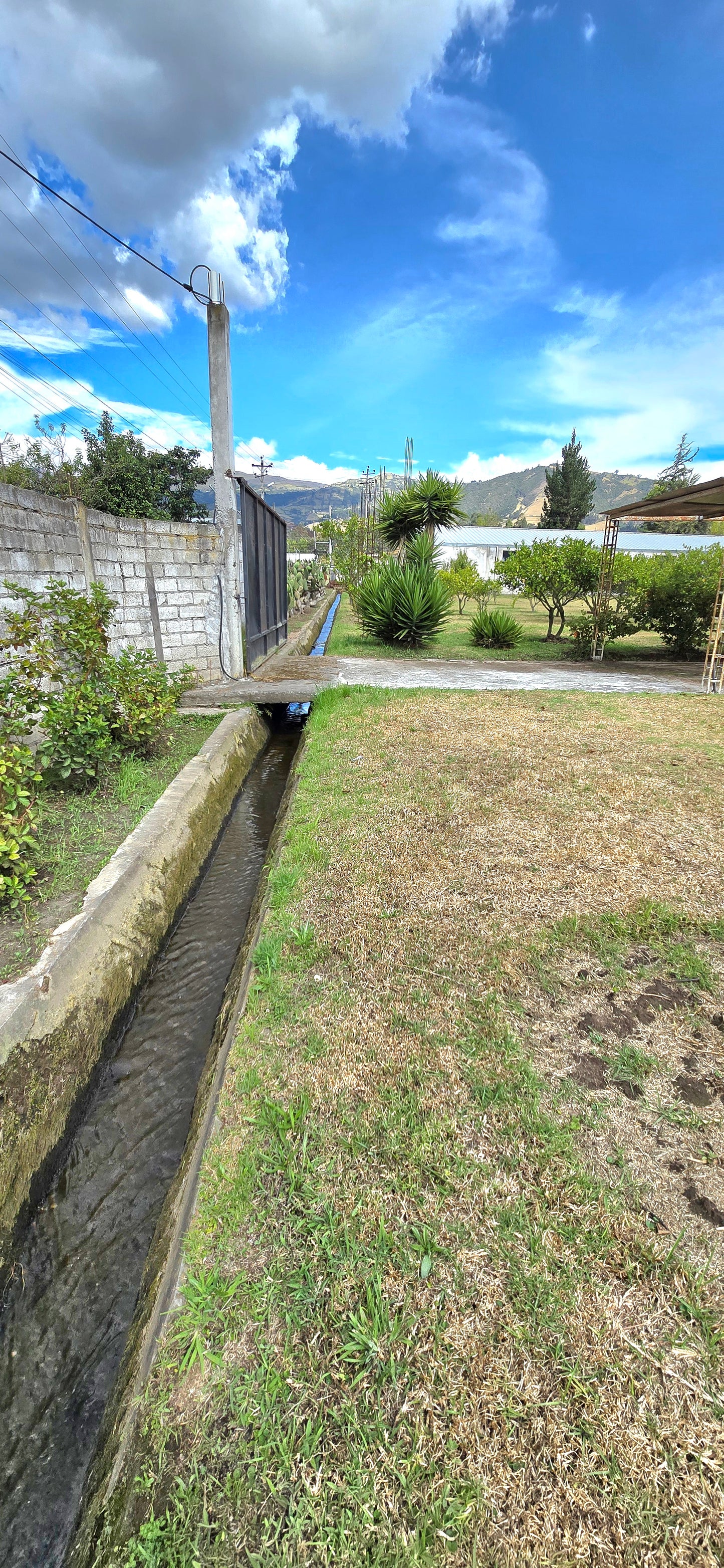SE VENDE TERRENO CON GALPONES EN YARUQUI