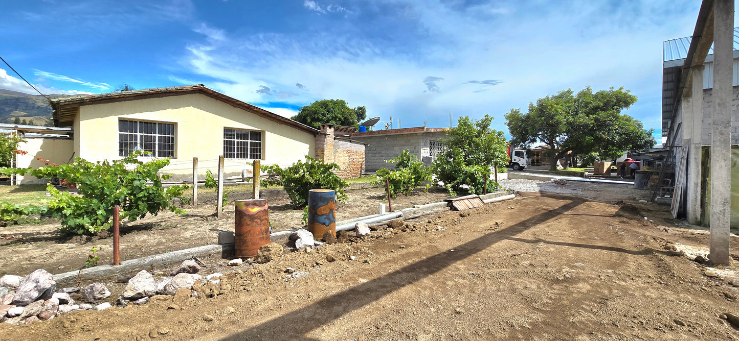 SE VENDE TERRENO CON GALPONES EN YARUQUI