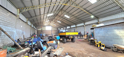 SE VENDE TERRENO CON GALPONES EN YARUQUI