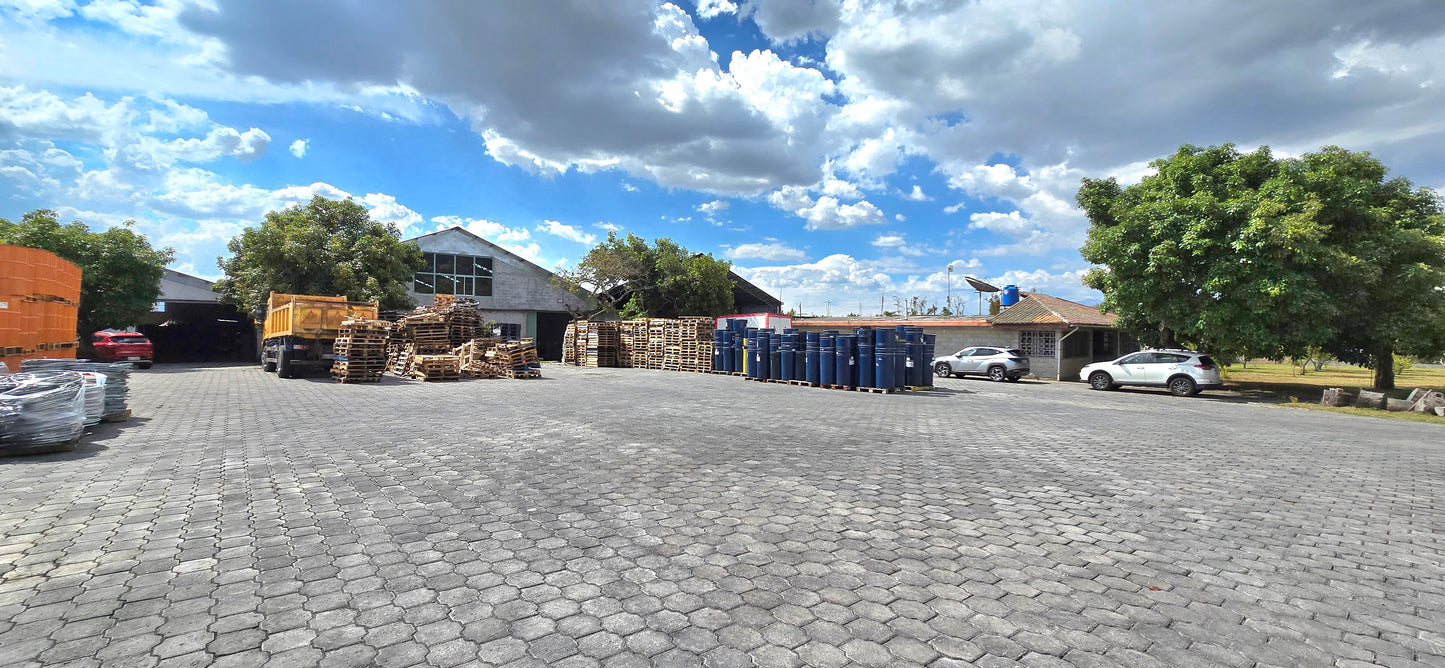 SE VENDE TERRENO CON GALPONES EN YARUQUI