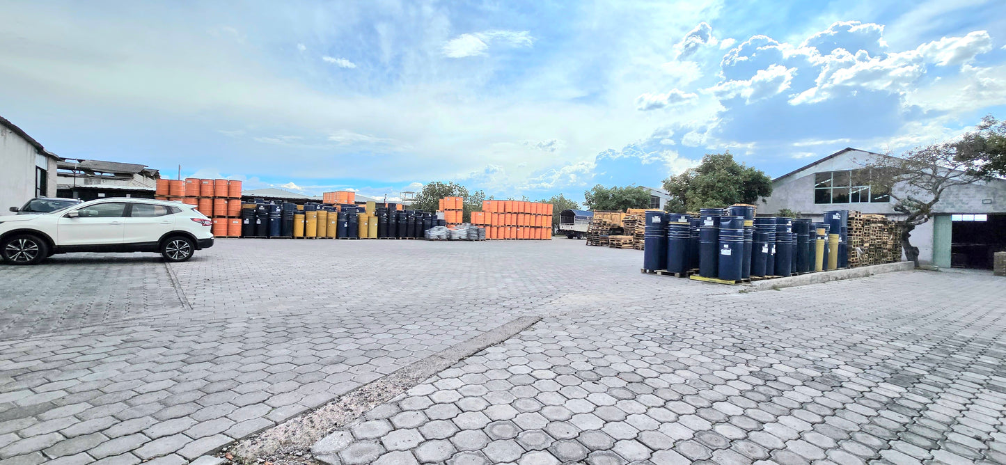 SE VENDE TERRENO CON GALPONES EN YARUQUI