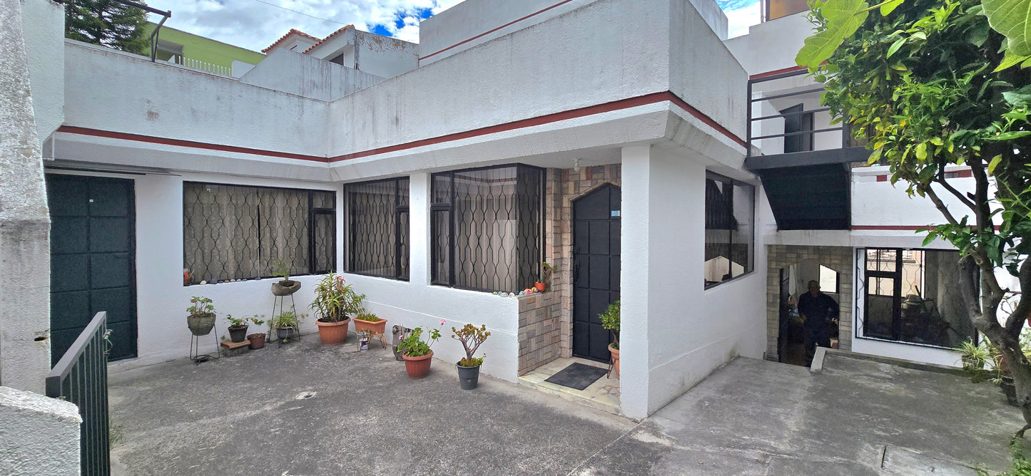 SE VENDE CASA INDEPENDIENTE SECTOR PONCEANO - CERCA DEL SUPERMAXI