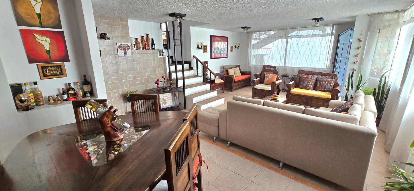 SE VENDE CASA INDEPENDIENTE SECTOR PONCEANO - CERCA DEL SUPERMAXI