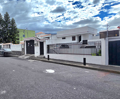 SE VENDE CASA INDEPENDIENTE SECTOR PONCEANO - CERCA DEL SUPERMAXI