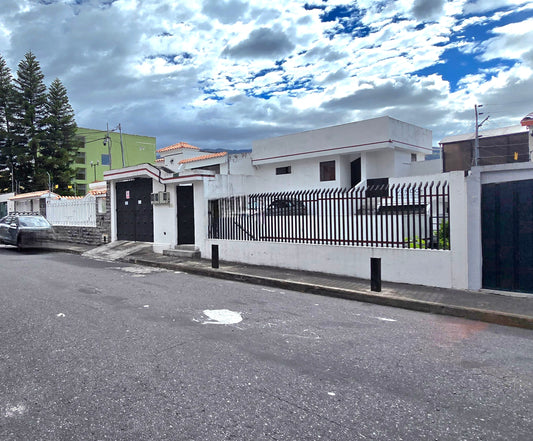 SE VENDE CASA INDEPENDIENTE SECTOR PONCEANO - CERCA DEL SUPERMAXI