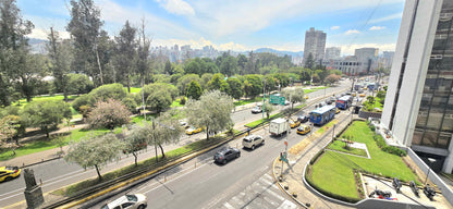 SE ARRIENDA OFICINA COMERCIAL AMOBLADA EN LA AV. AMAZONAS Y ALEMANIA