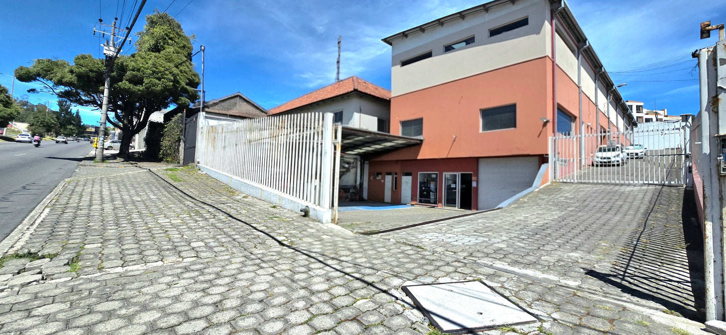 SE VENDE BODEGAS CON OFICINAS SECTOR EL CONDADO.