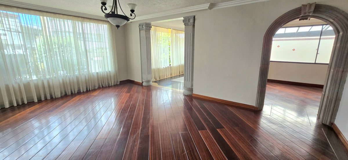 SE VENDE O SE ARRIENDA CASA DENTRO DE URBANIZACIÓN SECTOR MONTESERRIN