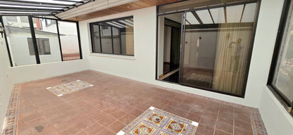 SE VENDE O SE ARRIENDA CASA DENTRO DE URBANIZACIÓN SECTOR MONTESERRIN