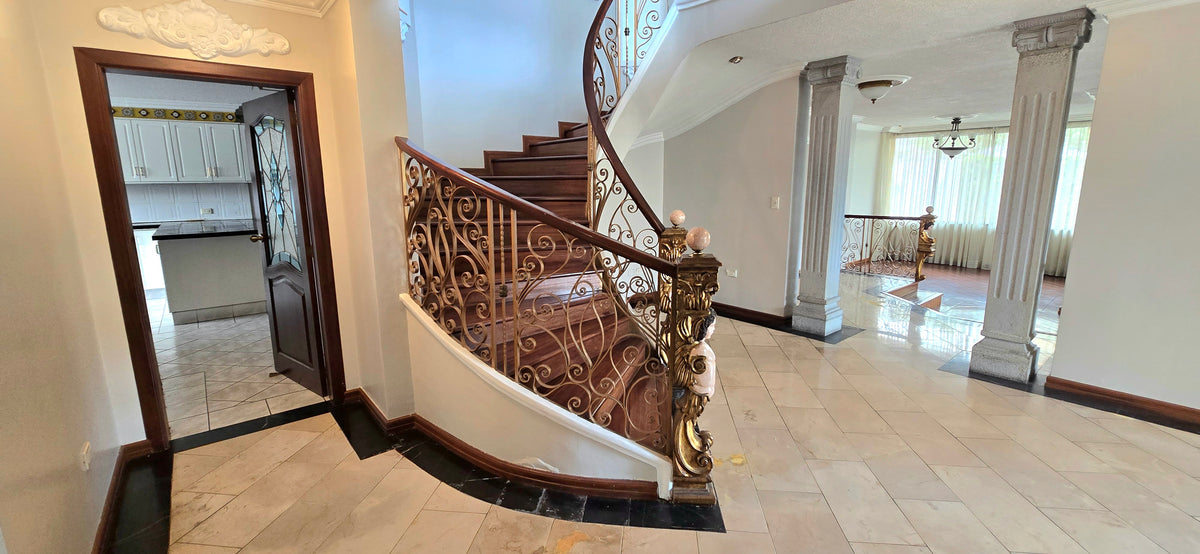 SE VENDE O SE ARRIENDA CASA DENTRO DE URBANIZACIÓN SECTOR MONTESERRIN