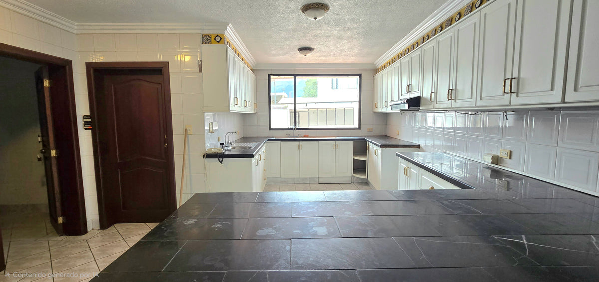 SE VENDE O SE ARRIENDA CASA DENTRO DE URBANIZACIÓN SECTOR MONTESERRIN