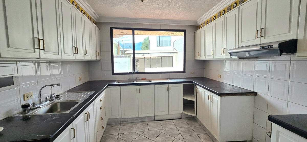SE VENDE O SE ARRIENDA CASA DENTRO DE URBANIZACIÓN SECTOR MONTESERRIN