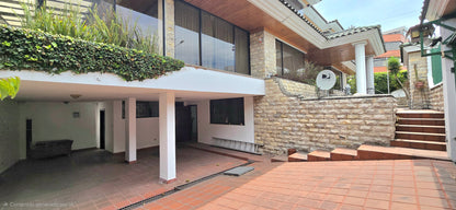 SE VENDE O SE ARRIENDA CASA DENTRO DE URBANIZACIÓN SECTOR MONTESERRIN
