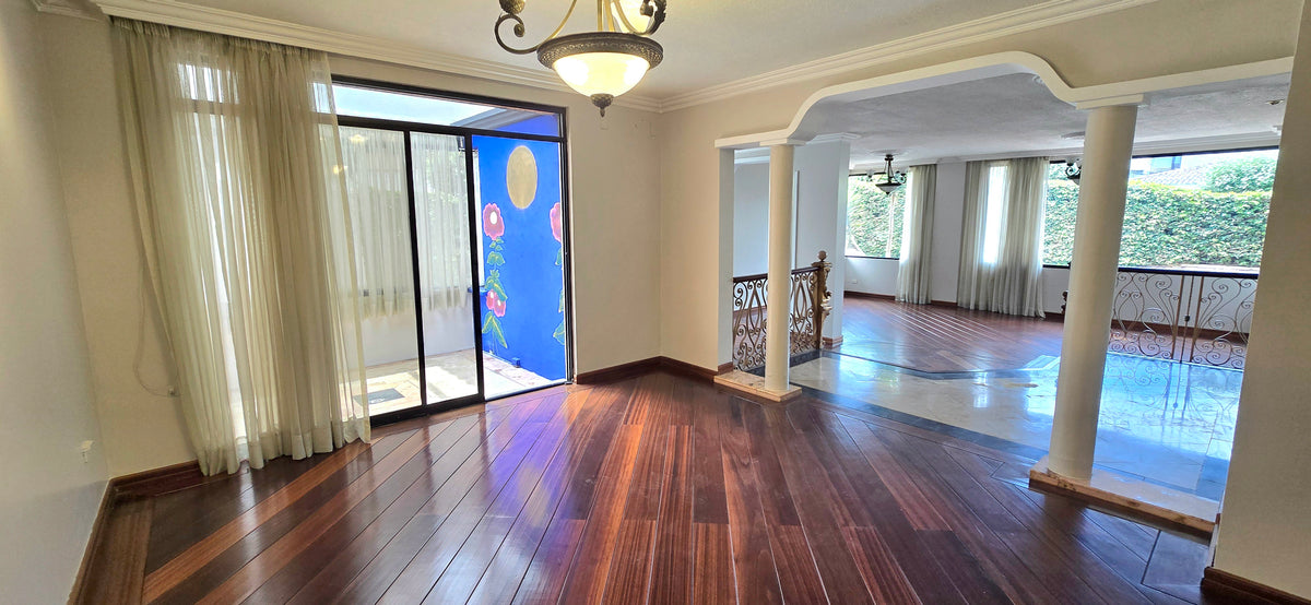 SE VENDE O SE ARRIENDA CASA DENTRO DE URBANIZACIÓN SECTOR MONTESERRIN