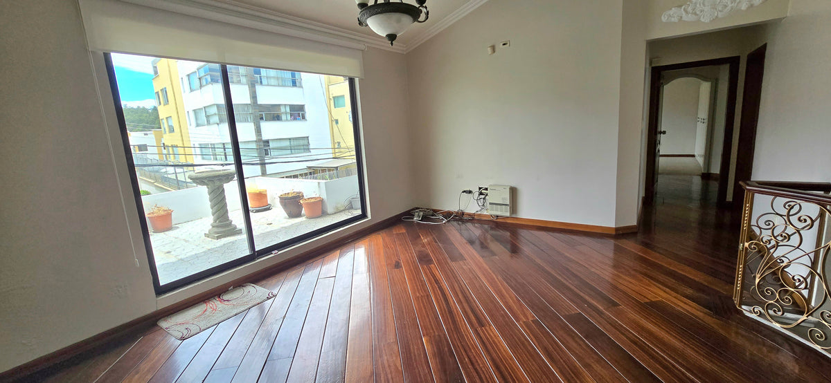 SE VENDE O SE ARRIENDA CASA DENTRO DE URBANIZACIÓN SECTOR MONTESERRIN