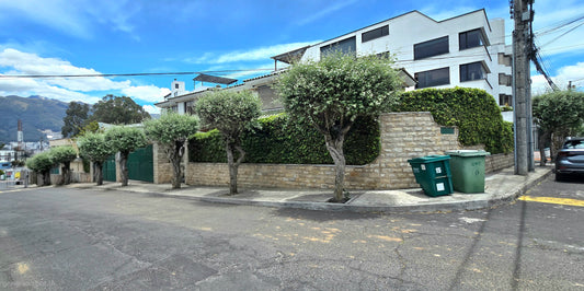 SE VENDE O SE ARRIENDA CASA DENTRO DE URBANIZACIÓN SECTOR MONTESERRIN