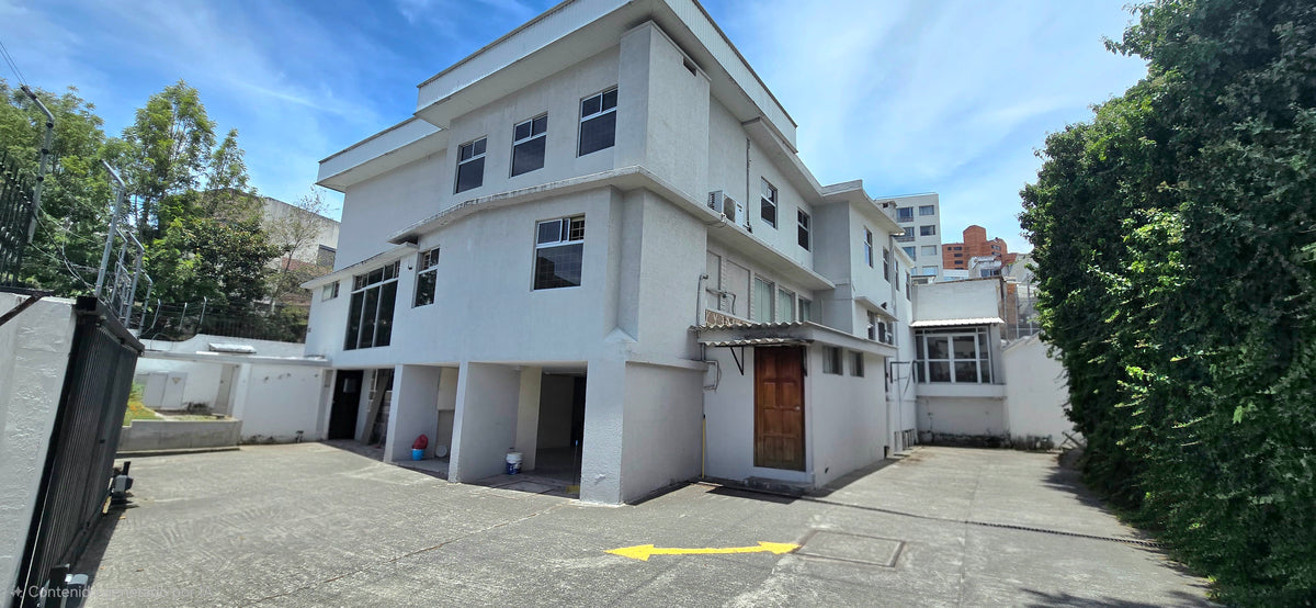 SE VENDE O SE ARRIENDA CASA COMERCIAL SECTOR CALLE SAN IGNACIO Y AV. LA CORUÑA