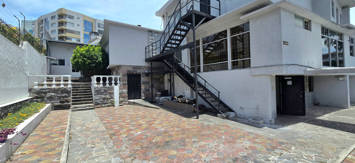 SE VENDE O SE ARRIENDA CASA COMERCIAL SECTOR CALLE SAN IGNACIO Y AV. LA CORUÑA