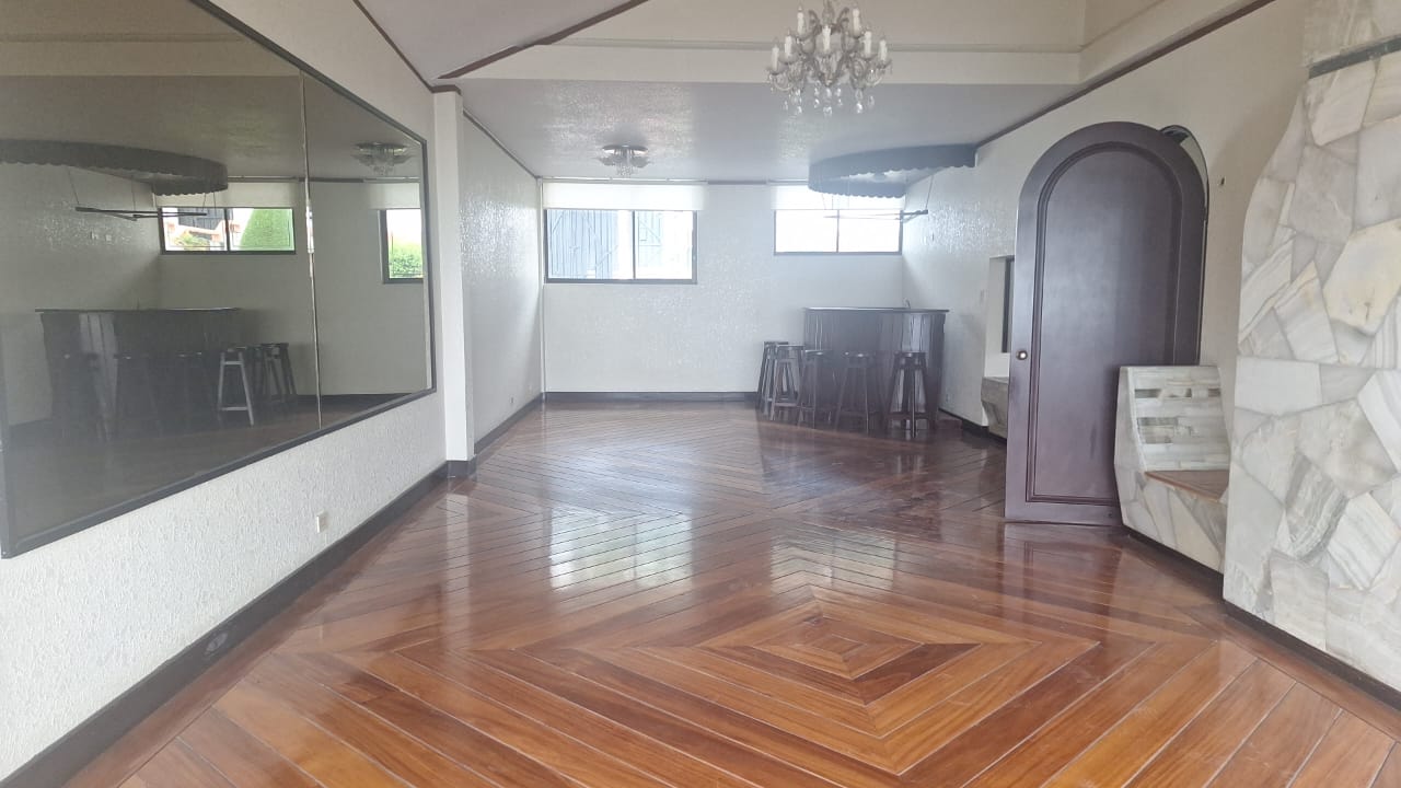 SE ARRIENDA CASA SECTOR MONTESERRIN - DENTRO DE LA URBANIZACION CAMPO ALEGRE