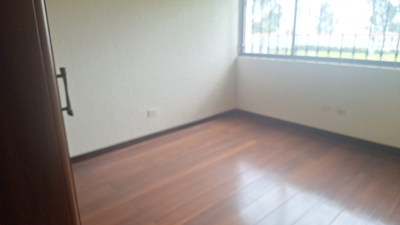 SE ARRIENDA DEPARTAMENTO EN MONTESERRIN - DENTRO DE LA URBANIZACION CAMPO ALEGRE.