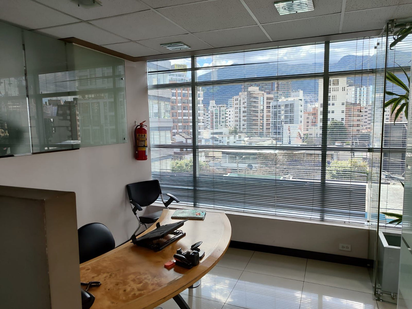 SE VENDE OFICINA SECTOR PLAZA ARGENTINA