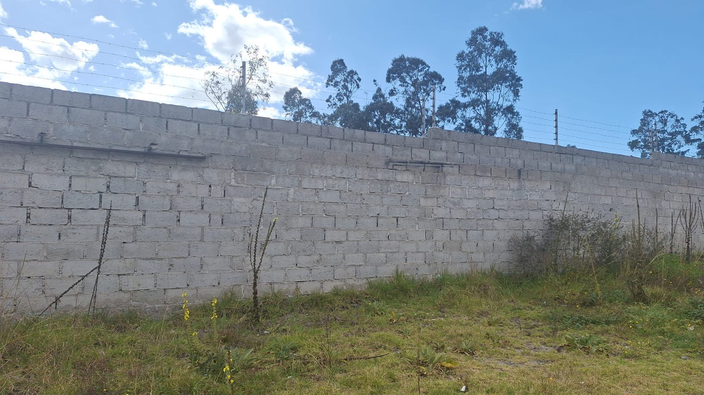 SE VENDE TERRENO EN CALDERÓN - BARRIO LA CANDELARIA.