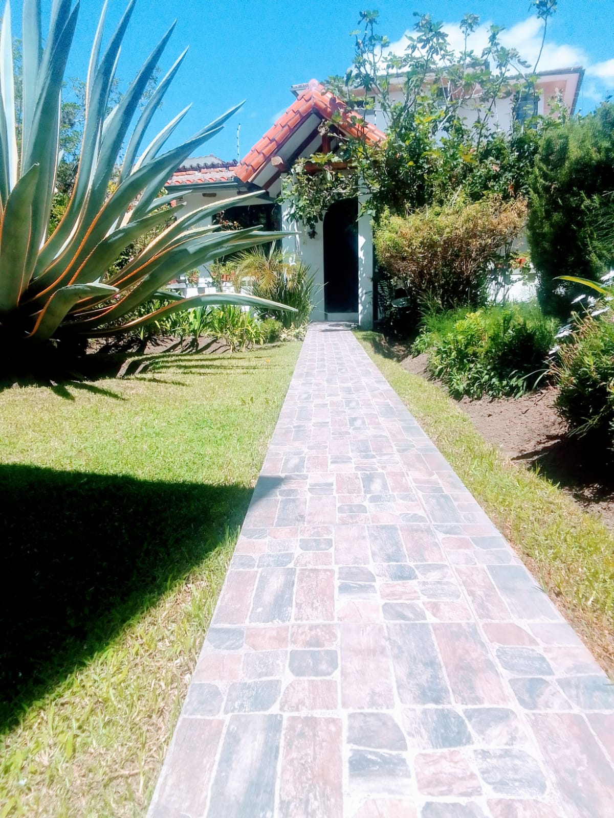 SE VENDE CASA EN CUMBAYÁ